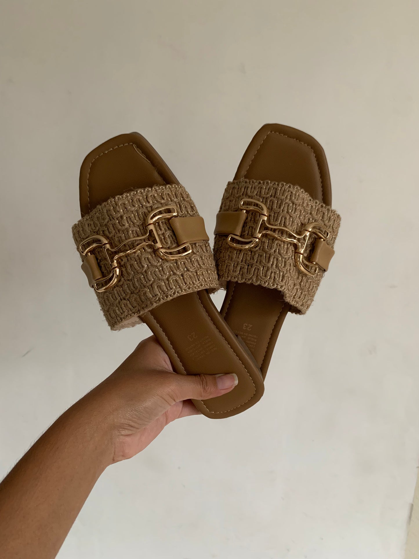Sandalia yute con hebilla
